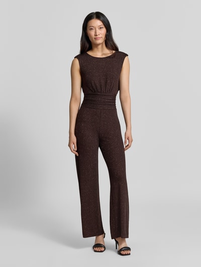 Frauenmodel trägt Jumpsuit mit Raffungen von Rinascimento in Dunkelbraun mit Stretch-Anteil und Rundhalsausschnitt, Ganzkörperansicht von vorne.