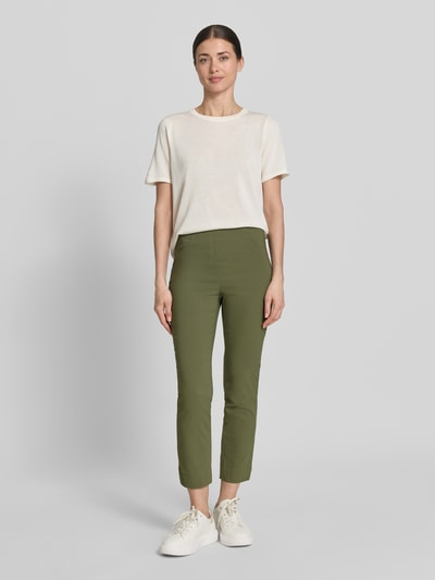 Frauenmodel trägt Caprihose aus Viskose-Mix Modell 'Igor3' von STEHMANN, Slim-Fit, Grün, Stretch-Anteil, Ganzkörperansicht von vorne, elastischer Bund, Bundweite 38 cm, Innenbeinlänge 69 cm bei Größe 36.