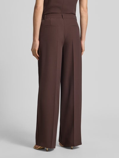 Frauenmodel trägt Wide Leg Hose mit Bügelfalten von V by Vera Mont in Braun, Material-Mix mit Stretch, Gesäßtaschen, Ganzkörperansicht Rückansicht.