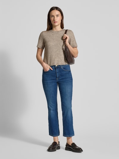 Modelka nosi Bootcut Jeans aus Baumwoll-Mix Modell 'DREAM KICK' od MAC, niebieski denim, fason bootcut, 5 kieszeni, szerokość w rozmiarze 36/27: 40 cm, długość nogawki wewnętrznej: 67 cm, widok całej sylwetki z przodu.