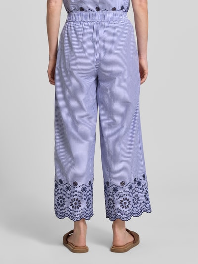 Frauenmodel trägt Wide Leg Stoffhose mit elastischem Bund von B.Young aus Baumwoll-Mix, gestreift, Wellensaum, Ganzkörperansicht Rückansicht.