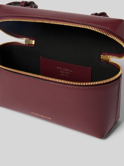 Produktfoto, Crossbody Bag aus echtem Leder von Victoria Beckham in Bordeaux mit Rundum-Reißverschluss, Hauptfach, Label-Print in metallic, verstellbarer Schulterriemen mit Dornschließe, Maße 21x13x7 cm