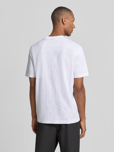 Männermodel trägt weißes Regular Fit T-Shirt aus reiner Baumwolle von BOSS Green, glatte Textur, Ganzkörperansicht Rückansicht.