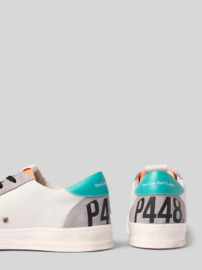 Produktfoto, Sneaker aus Leder mit Label-Details Modell 'JACKC 130' von P448, weiß und türkis, abgerundete Form, strukturierte Sohle, Herren Sneaker, Schnürverschluss, Absatzhöhe 3 cm, Schafthöhe 7 cm, Schaftweite 9 cm
