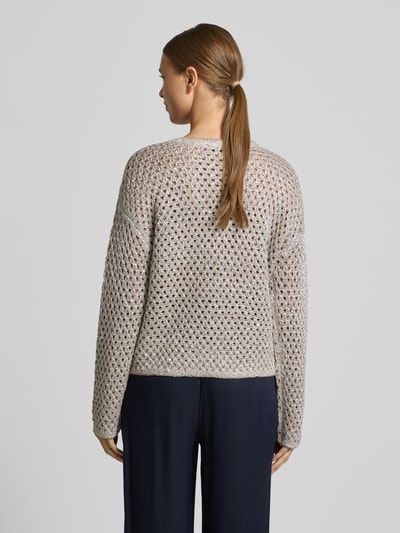 Vrouwenmodel draagt 'Strickpullover mit Lochstickerei' van Betty Barclay, regular fit met katoenmix, lichtgrijs, rugaanzicht.