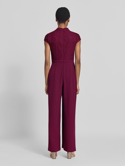 Frauenmodel trägt Regular Fit Jumpsuit mit Zierschleife von Adrianna Papell, bordeaux, florale Spitze, Material-Mix, Ganzkörperansicht Rückansicht.