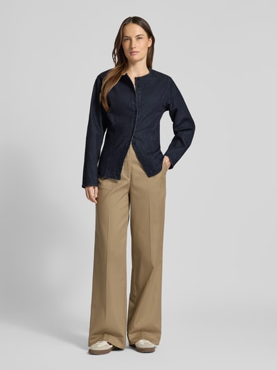Vrouwenmodel draagt Hemdbluse mit Knopfleiste Modell 'Fartis' van OPUS, donkerblauw, katoen-elastaan mix, losse fit, ronde hals, knopenlijst, volledige lichaamsaanzicht van voren