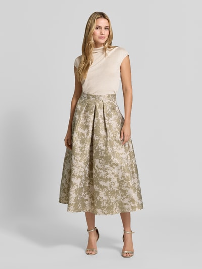 Modelka nosi Slim Fit Bluse aus Viskose-Mix in Strick-Optik von SWING, elastyczna mieszanka wiskozy, krój slim fit, imitacja dzianiny, stójka, krótkie rękawy, długość tyłu w rozmiarze 36: 60 cm, jasne kolory, gładka faktura, widok całej sylwetki z przodu.