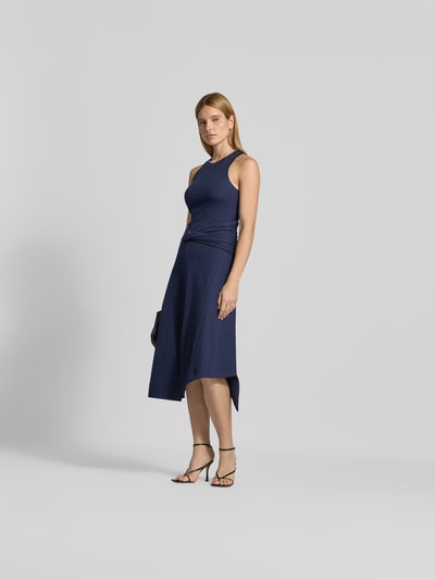 Frauenmodel trägt Slim Fit Top mit Rundhalsausschnitt von Victoria Beckham in Dunkelblau, Strukturmuster, ärmellos, Ganzkörperansicht von vorne.