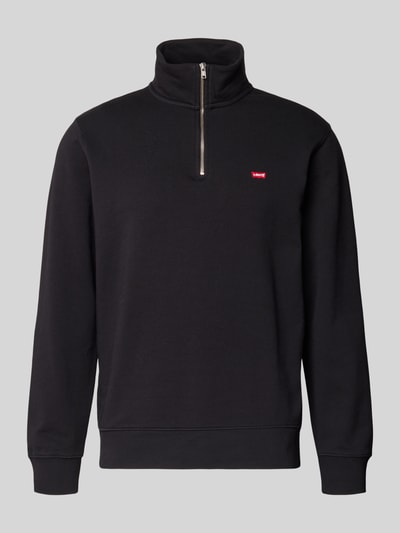 Produktfoto, Sweatshirt mit Label-Detail von Levi's®, czarna bawełna, regular fit, stójka, krótki zamek, ściągacze, delikatna faktura.