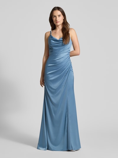 Frauenmodel trägt Regular Fit Abendkleid mit Zierschleife von Luxuar in hellblauem Satin mit Spaghettiträgern, Gehschlitz, gelegte Falten, taillierte Passform, Ziersteinbesatz und Cut-Out, Ganzkörperansicht von vorne.