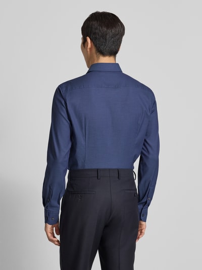 Männermodel trägt Slim Fit Businesshemd aus Baumwoll-Mix Modell 'HANK' von BOSS, Unifarben, Struktur, Langarm, Ganzkörperansicht Rückansicht.