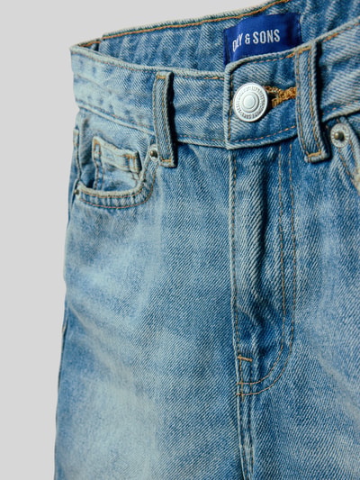 Produktfoto, Straight Leg Jeansshorts aus reiner Baumwolle Modell 'EDGE' von Only & Sons in heller Denim-Optik, 5-Pocket-Design, sichtbare Twill-Materialverarbeitung, Knopf und verdeckter Reißverschluss, Bundabschluss mit Weitenregulierung, strukturierte Textur.