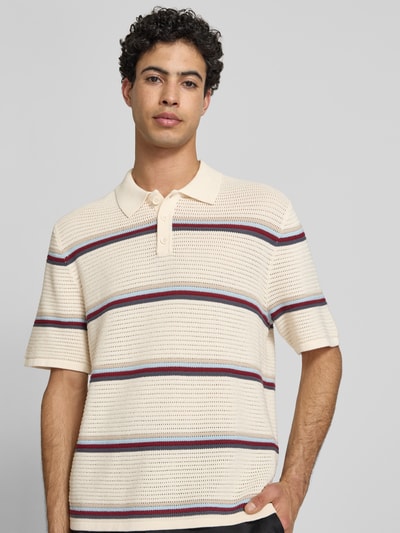 Männermodel trägt Regular Fit Poloshirt mit Streifenmuster Modell 'MAINE' von Jack & Jones aus reiner Baumwolle, Nahaufnahme Oberkörper.
