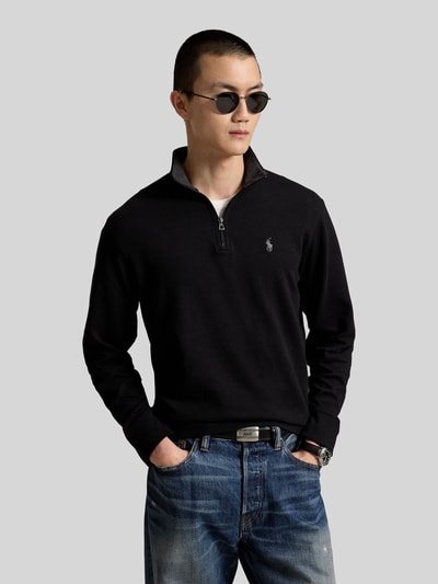 Männermodel trägt Regular Fit Sweatshirt aus Baumwoll-Mix von Polo Ralph Lauren in Schwarz, glatte Struktur, Ganzkörperansicht von vorne. Herren Sweatshirt von Polo Ralph Lauren