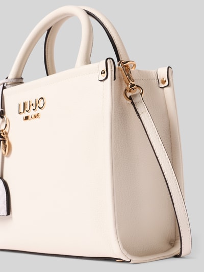 Produktfoto, Tote Bag mit Logo-Applikation Modell 'Ridhi' von Liu Jo White in Creme mit goldenen Details, strukturierte Oberfläche, abnehmbarer Schulterriemen, 26x21x11 cm, Reißverschluss-Hauptfach