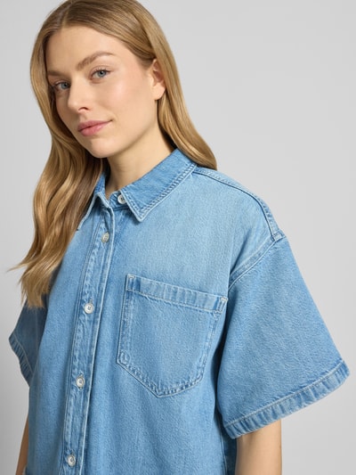 Frauenmodel trägt Relaxed Fit Hemdbluse mit Lyocell-Anteil Modell 'Zuri' von Raffaello Rossi in Denim-Optik, Nahaufnahme Oberkörper.