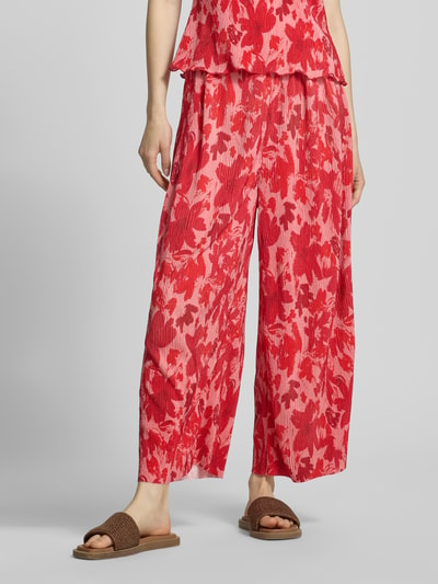 Frauenmodel trägt Regular Fit Culotte mit Allover-Muster Modell 'FLORA' von PIECES, floral gemustert, Plissee, elastischer Bund, seitliche Eingrifftaschen, Ganzkörperansicht von vorne.