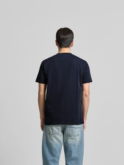 Männermodel trägt Cool Fit T-Shirt aus reiner Baumwolle von Dsquared2, dunkelblau, semitransparent, Ganzkörperansicht Rückansicht.