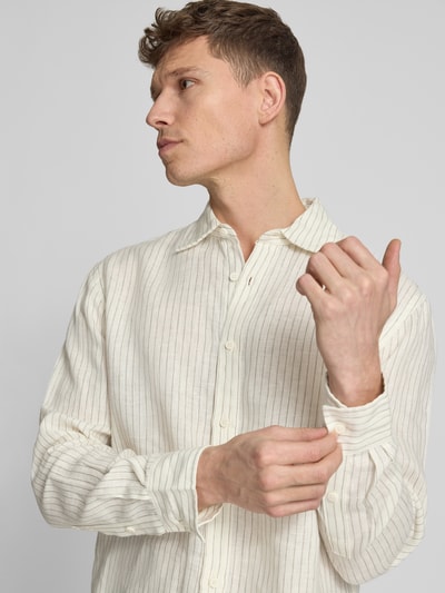 Männermodel trägt Regular Fit Freizeithemd mit Kentkragen und Sportmanschetten von JAKE*S STUDIO MEN, Nahaufnahme Oberkörper. Reines Leinen, cremefarben mit feinen, vertikalen Streifen, Knopfleiste, abgerundeter Saum, glatte Struktur. Rückenlänge 77 cm, Schulterbreite 49 cm, Ärmellänge 65 cm, Größe M.