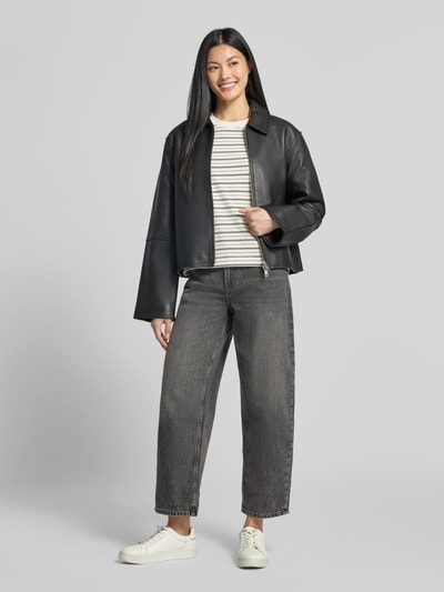 Vrouwenmodel draagt Relaxed Fit Jeans uit puur katoen van Jake*s Casual in grijs katoendenim, wit gestreepte trui, zwarte jas, witte sneakers, volledige lichaamsvoorzijde