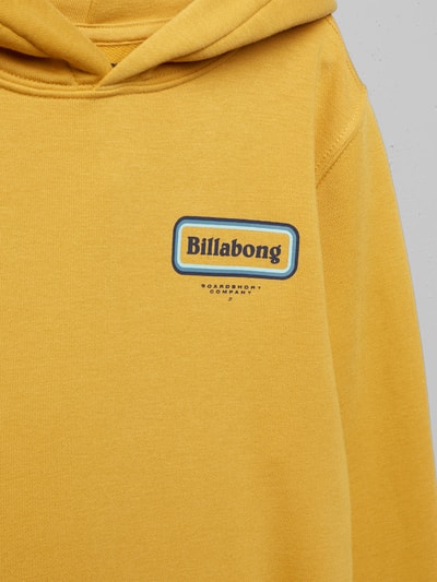 Billabong Bluza z kapturem z nadrukiem z logo z tyłu model ‘FOUNDATION PO’ Musztardowy 2
