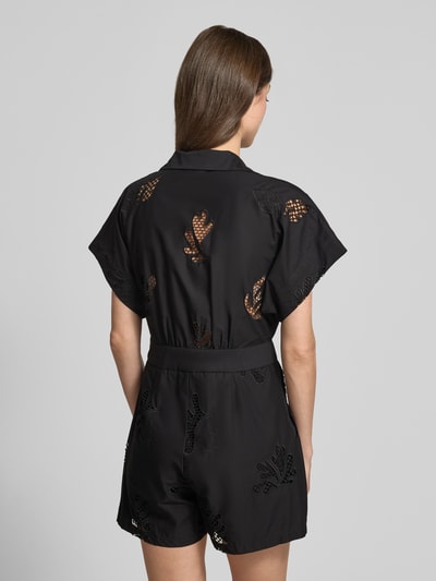 Frauenmodel trägt Jumpsuit in Wickel-Optik Modell 'TRACY' von SUNCOO PARIS aus Reine Baumwolle mit Lochstickerei, Relaxed-Fit, Bindegürtel, Hemdblusenkragen, dunkle Farbe, Rückansicht Ganzkörperansicht.