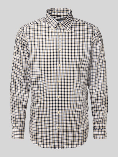 Produktfoto, Regular Fit Business Hemd aus Baumwolle von Christian Berg Men, beżowe i granatowe kratki, krój regular fit, czysta bawełna, button-down kołnierzyk, zapięcie na guziki, długość pleców w rozmiarze 39/40: 77 cm, szerokość ramion w rozmiarze 39/40: 44 cm, długość rękawa w rozmiarze 39/40: 64 cm