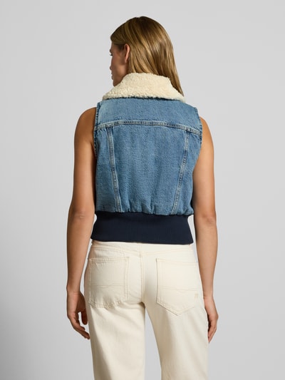 Frauenmodel trägt Regular Fit Weste aus reiner Baumwolle Modell 'TINY SHERPA VEST' von Levi's®, helle Jeans, Ganzkörperansicht Rückansicht. Damen Weste von Levi's®.