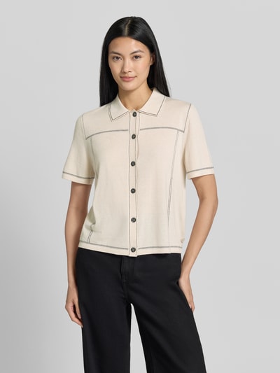 Frauenmodel trägt Regular Fit Hemdbluse mit Viskose-Kaschmir-Anteil von Marc Cain, cremefarben mit dunklen Nähten, Strick-Optik, Ganzkörperansicht von vorne. Baumwoll-Mix, Hemdblusenkragen, kurzärmelig, Rückenlänge 51 cm, Ärmellänge 24 cm.