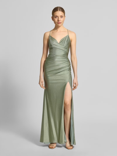 Frauenmodel trägt Maxikleid mit Drapierungen und Gehschlitz von Mascara, schimmernder Satin, figurbetonter Schnitt, Ganzkörperansicht von vorne.