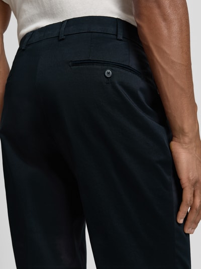 Männermodel trägt Chino mit Eingrifftaschen Modell 'Peaker' von Hiltl aus Baumwoll-Elasthan-Mix, Regular-Fit, Nahaufnahme Rückansicht.