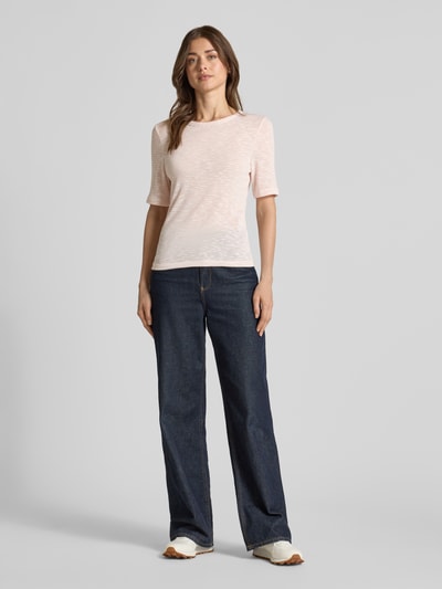Frauenmodel trägt Damen T-Shirt mit Rundhalsausschnitt Modell 'Sambi' von OPUS, Material-Mix mit Viskose-Anteil, Slim-Fit, 1/2-Arm, dezentes Hellrosa, leichte Struktur, Rückenlänge bei Größe 36: 57 cm, Ganzkörperansicht von vorne.