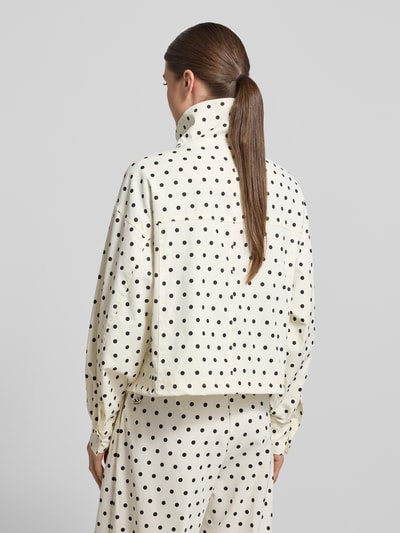 Frauenmodel trägt Jacke mit Stehkragen Modell 'CALLISA DOT' von Neo Noir, creme mit schwarzen Punkten, Regular-Fit, Allover-Look, Rückenlänge 53 cm, Schulterbreite 53 cm, Brustweite 56 cm, Ärmellänge 54 cm, Ganzkörperansicht Rückansicht.
