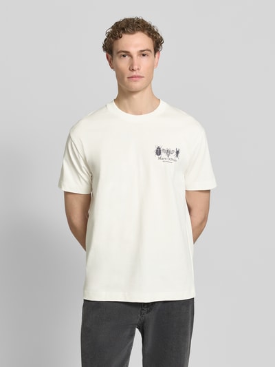 Männermodel trägt Relaxed Fit T-Shirt aus reiner Baumwolle von Marc O'Polo in Optik: Unifarben mit Label-Print, Ganzkörperansicht von vorne.