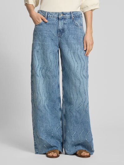 Vrouwenmodel draagt Wide Leg Jeans im Allover-Look model 'FLARE' van Liu Jo White, puur katoen, wide leg, all-over look, bandwijdte maat 27: 39 cm, binnenbeenlengte maat 27: 80 cm, jeans in lichte blauwtinten met golvende textuur en zichtbare naden. Ganzkörperansicht van voren.