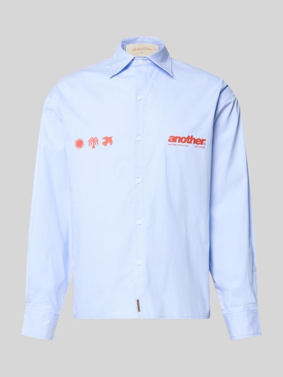 Produktfoto, Regular Fit Freizeithemd mit Label-Prints und Haifischkragen von ANOTHER COTTON LAB, hellblau mit roten Prints, reine Baumwolle, Knopfleiste, strukturierte Oberfläche