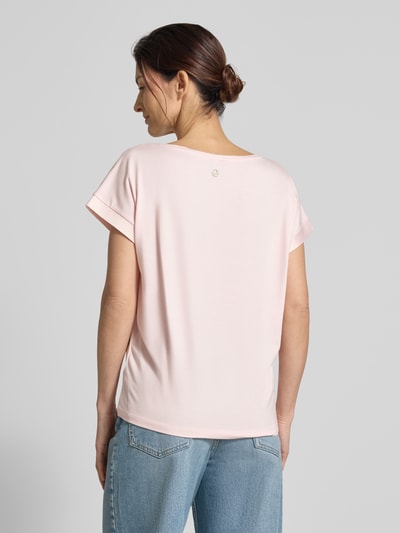 Vrouwenmodel draagt T-Shirt met Rundhalsausschnitt Modell 'Taila' van JOOP!, viscose-elastaanmix, regular fit, lichtroze, rugaanzicht, ruglengte maat 36: 59 cm.