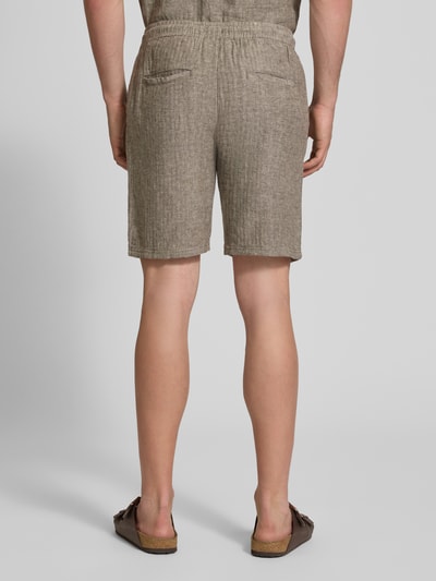 Männermodel trägt Shorts aus Leinen-Baumwoll-Mix Modell 'ORLANDO' von Redefined Rebel, Regular-Fit, elastischer Bund, Tunnelzug, Ganzkörperansicht Rückansicht.