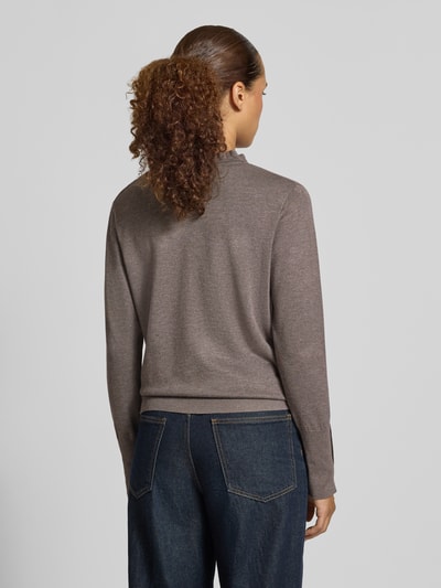 Vrouwenmodel draagt Regular fit pullover met mix van wol en alpaca Model 'Katie' van FREE/QUENT, tricotlook, ruglengte maat S 60 cm, mouwlengte maat S 60 cm, kleur bruin, met ruches, knoopsluiting, geheel in beeld, rugaanzicht