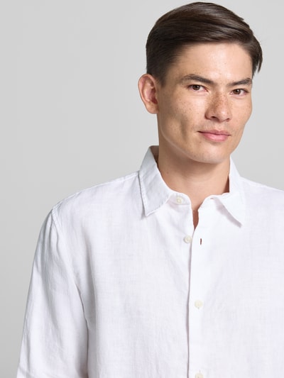 Männermodel trägt Regular Fit Leinenhemd mit Kentkragen von GAP in Weiß, reine Leinenstruktur, Knopfleiste, Nahaufnahme Oberkörper. Rückenlänge bei Größe M 71 cm, Schulterbreite 49 cm, Ärmellänge 64 cm.