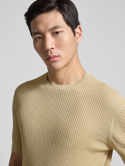 Männermodel trägt Slim Fit T-Shirt mit Seiden-Anteil in Strick-Optik von Emporio Armani, rundhals, beige Struktur, Nahaufnahme Oberkörper.