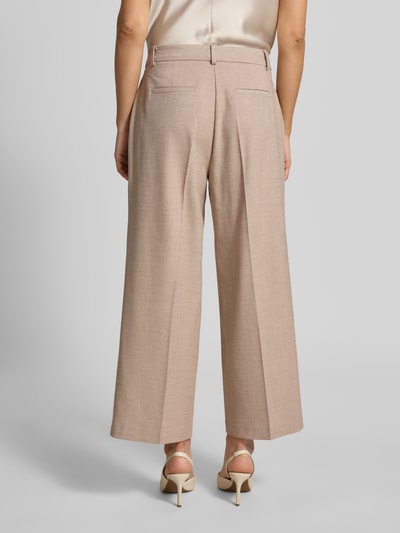 Männermodel trägt Fein strukturierte Hose mit Bügelfalten von More & More, materiał z wiskozą, krój wide fit, beżowy, szerokość w rozmiarze 36: 40 cm, długość wewnętrzna nogawki 64 cm, widok całej sylwetki z tyłu.