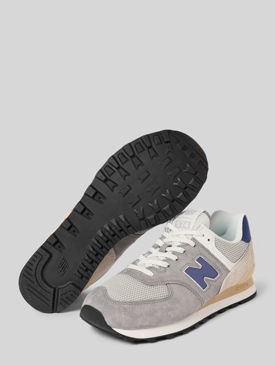 Produktfoto, Sneaker mit Logo-Detail von New Balance in Grau mit blauen Akzenten, Schnürverschluss, profilierte Sohle, Herren, Absatzhöhe 3 cm, Schafthöhe 8 cm, Schaftweite 7 cm, strukturierte Oberfläche
