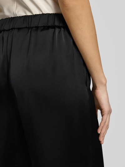 Frauenmodel trägt Slim Fit Weite Hose mit Schiebehaken und verdecktem Reißverschluss Modell 'HASELI-1' von HUGO, Optik: Unifarben, Passform: Slim-Fit, Bundhöhe: High-Waist, Materialverarbeitung: Satin, Detailaufnahme Rückansicht.