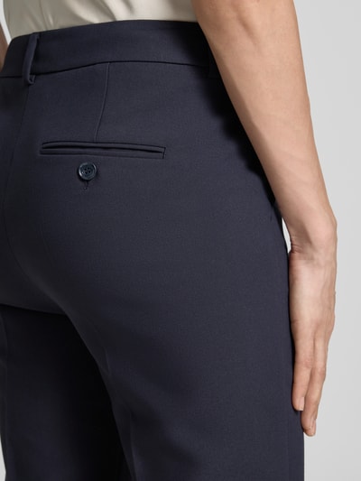 Vrouwenmodel draagt Slim Fit Bundfaltenhose met Viskose-Anteil Modell 'RANA' van Weekend Max Mara, effen, high waist, webstof, detailopname rug.
