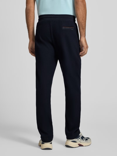 Männermodel trägt Sweatpants mit elastischem Bund und Tunnelzug von bugatti, Baumwoll-Mix, Regular Fit, Ganzkörperansicht Rückansicht.