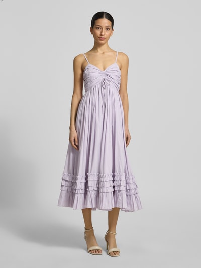Vrouwenmodel draagt Cocktailkleid met Spaghettiträgern van LACE & BEADS, lila katoen, a-lijn, midilengte, draperieën, voorkant full body.