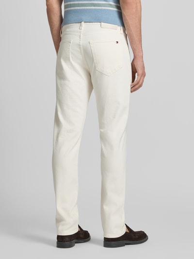 Männermodel trägt Straight Fit Jeans aus Baumwoll-Mix Modell 'DENTON' von Tommy Hilfiger, efekt: jednolity kolor, krój straight leg, wykończenie materiału: mieszanka bawełny, 5 kieszeni, nity, naszywka z logo, zapięcie na guzik i zamek błyskawiczny, widok: całkowity tył