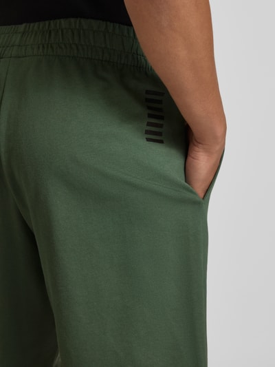 Männermodel trägt Shorts mit elastischem Bund und Logo von EA7 Emporio Armani, Reine Baumwolle, Regular-Fit, Detailaufnahme Rückansicht.